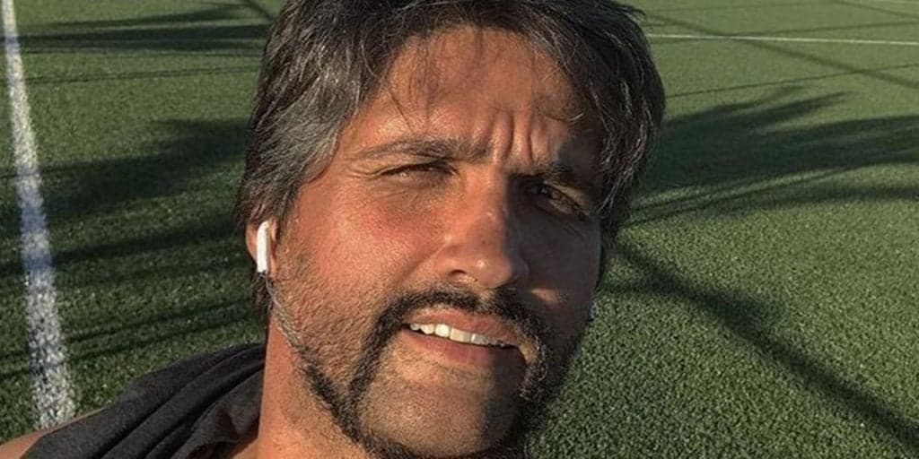 Leo Chaves assume, mostra com quem é casado após anos de sigilo e explode em cima do palco: “Não vou negar”