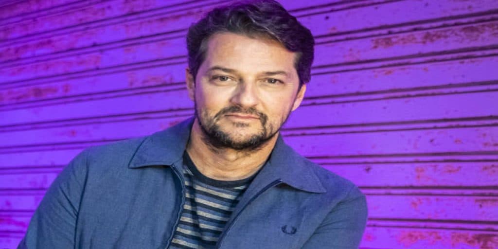 Em dia de praia, Marcelo Serrado incentiva vida saudável