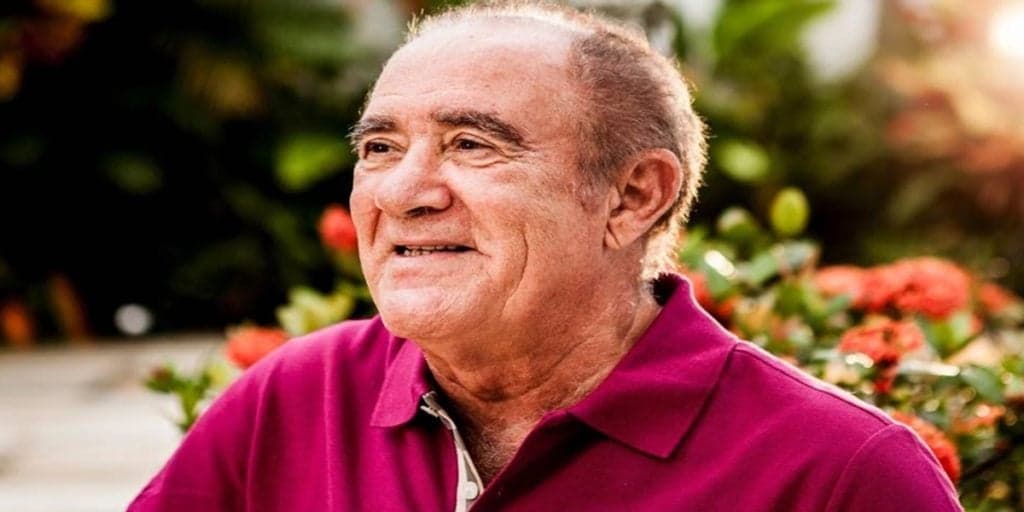 Aos 87 anos, Renato Aragão é flagrado aos beijos com esposa