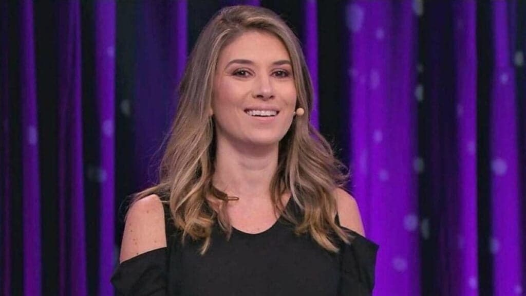 Rebeca Abravanel se joga no chão do estúdio do Roda Roda e plateia grita: "Meu Deus, não consigo"