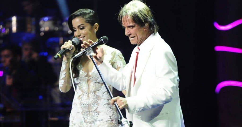Em meio a vaias, Roberto Carlos assume que gravaria com Anitta e revela que assiste Pantanal: "Paro tudo"