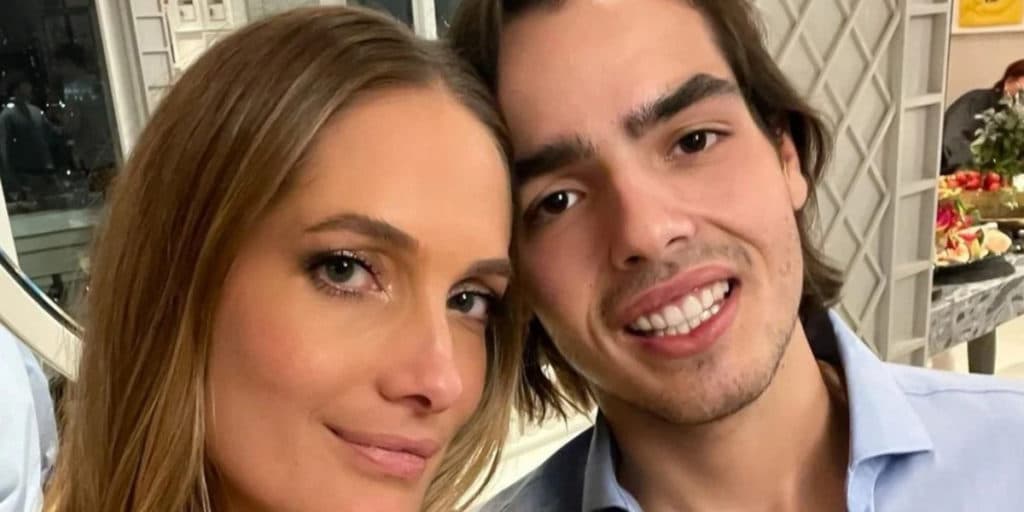 João, filho de Faustão, surge aos beijos com pessoa amada e assume: "Primeira vez com alguém mais velho"