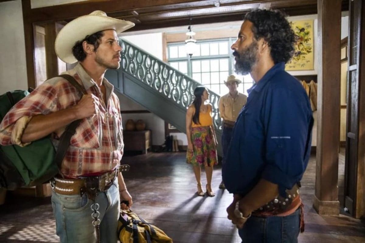 Tadeu (José Loreto) renegará Zé Leôncio (Marcos Palmeira) em Pantanal (Foto: Reprodução / Globo) Tadeu (José Loreto) renegará Zé Leôncio (Marcos Palmeira) em Pantanal (Foto: Reprodução / Globo)