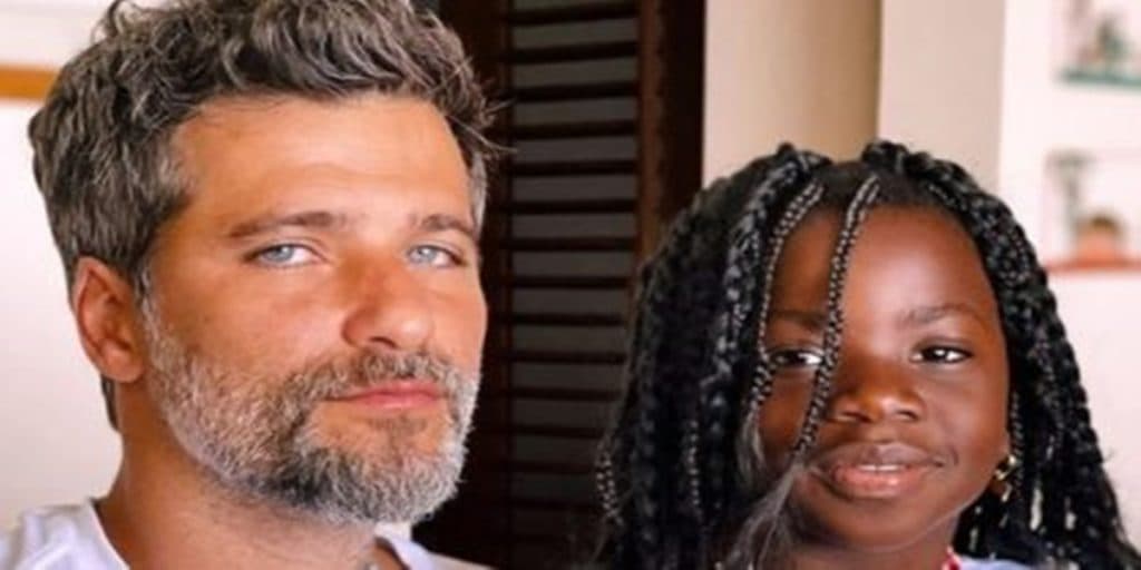 Cinco anos após adoção, Bruno Gagliasso comemora aniversário de Titi e momento fofo é compartilhado em vídeo