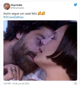 Catarina (Adriana Esteves) se rendeu à paixão e transou com Petruchio (Eduardo Moscovis) em O Cravo e a Rosa (Foto: Reprodução / Twitter)
