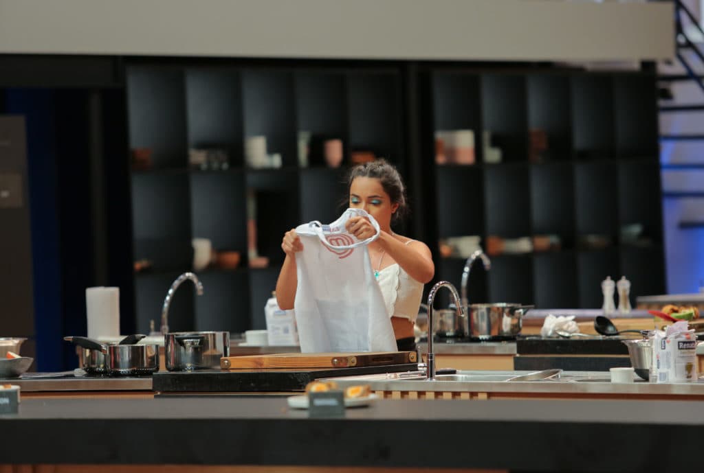 Larissa serve bolovo desmanchando e é eliminada do “MasterChef Brasil”