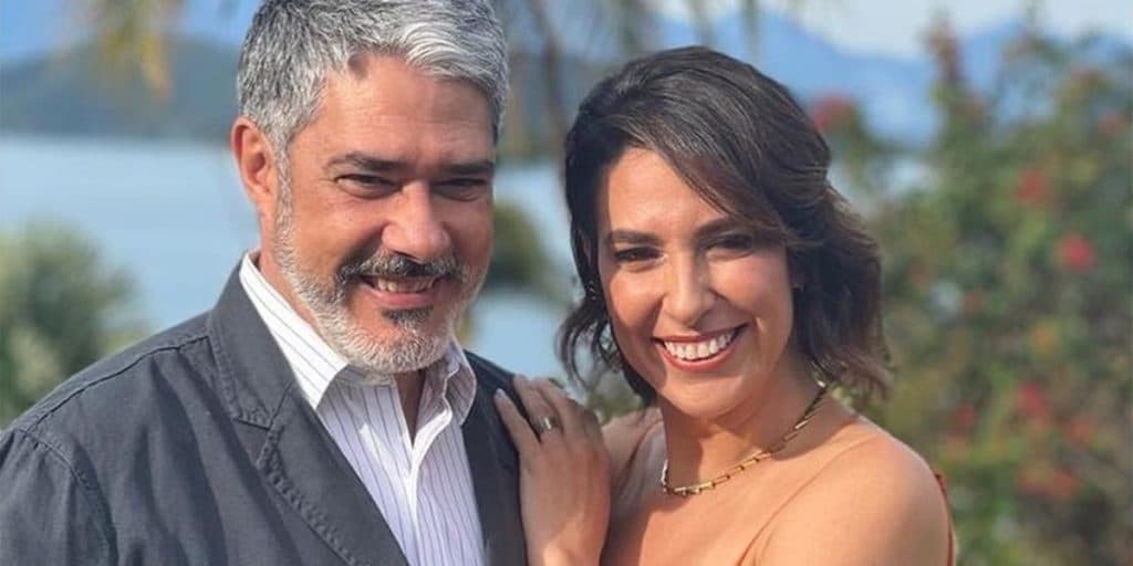 William Bonner é obrigado a fazer o que não quer e fecha a cara ao lado de esposa