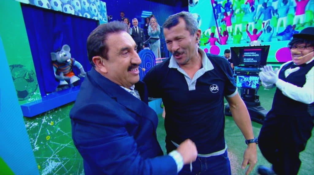 Ratinho dá 100 mil reais no “Gol Show” após funcionário do SBT há 27 anos acertar a cesta do ângulo