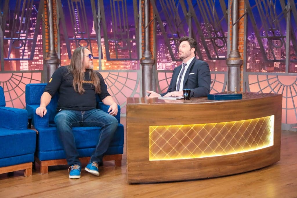 Hoje: Danilo Gentili e Leandro Voz duelam cantando 'Galopeira' no The Noite