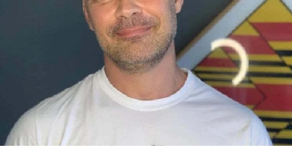 Ator da Globo faz declaração pública, se assume gay e escancara relação com diretor da emissora: “Amor”