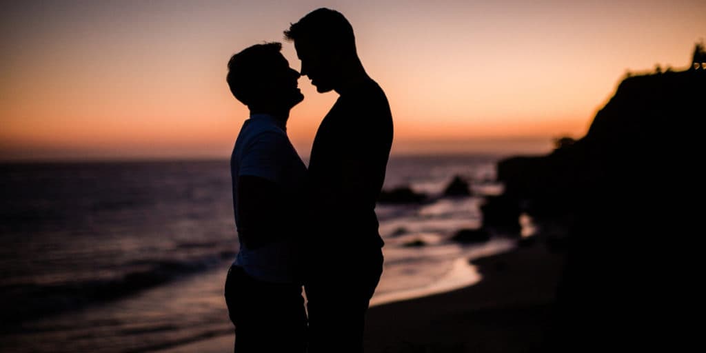 Famoso gay trai o marido com o sobrinho, é acusado de agressão e incesto e pode ficar 50 anos na prisão