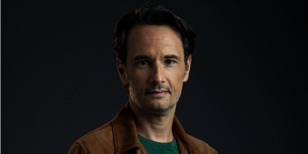 Rodrigo Santoro ficou com o dedo escuro após quebrá-lo nos EUA