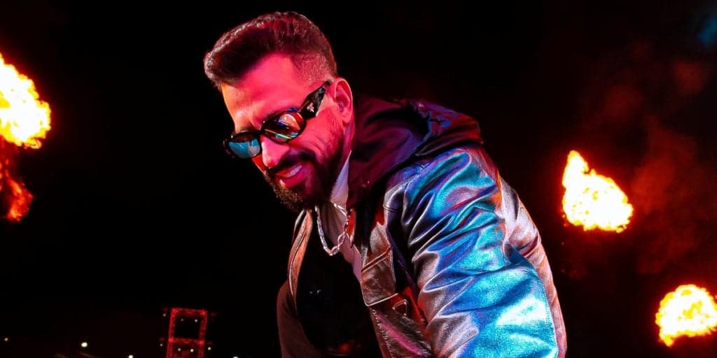 DENNIS reúne 10 mil pessoas em show histórico e ganha certificado de ouro em São Paulo