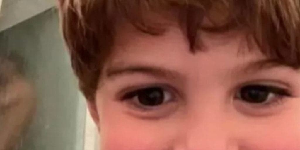 Filho de 4 anos de famoso jogador divulga foto do pai pelado no banho e Brasil vai à loucura: "Não posso"