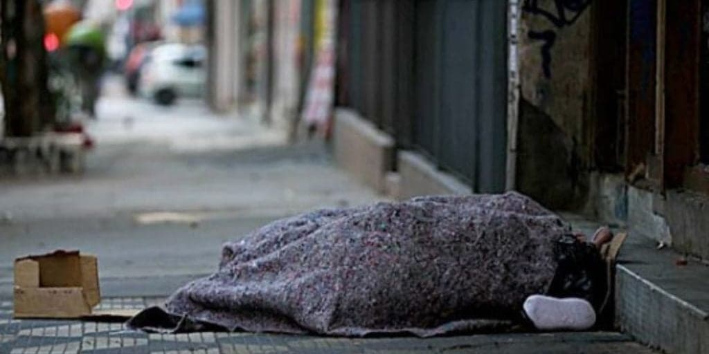 Famoso que ganhou muito dinheiro em 2022, perde tudo, vira mendigo e dorme na rua hoje: "Não tava feliz"
