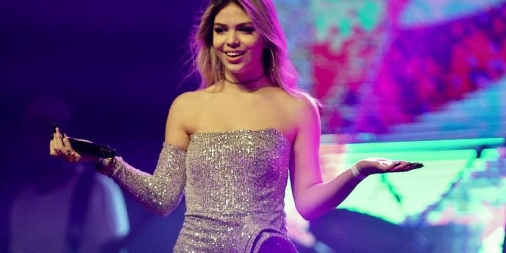 Melody causa controvérsia ao fazer ‘L’ ostentando carrão vermelho e gera polêmica