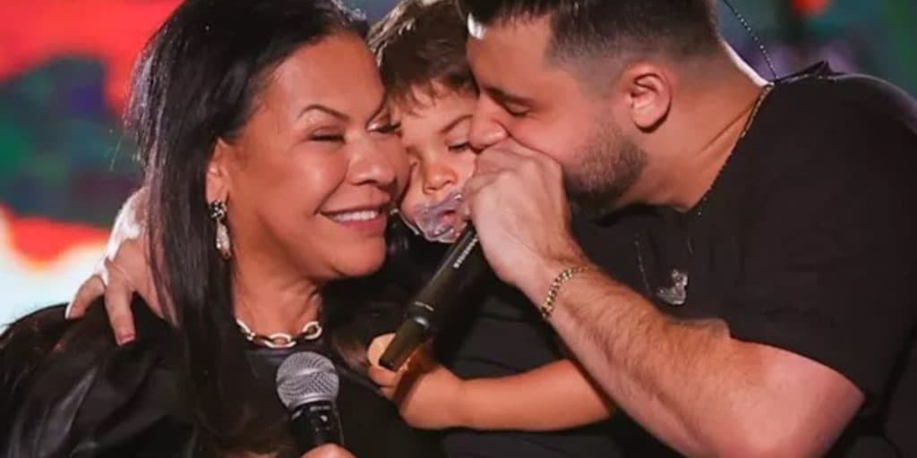 Murilo Huff deixa o coração do Brasil aos pedaços ao surgir pela 1° vez com filho de Marilia Mendonça em cima do palco