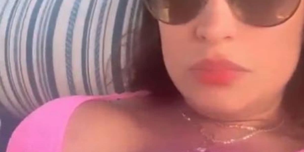 Cantora Simone Mendes, da dupla com Simaria, apostou no maiô decotado para curtir dia de sol  - Foto: Reprodução Instagram