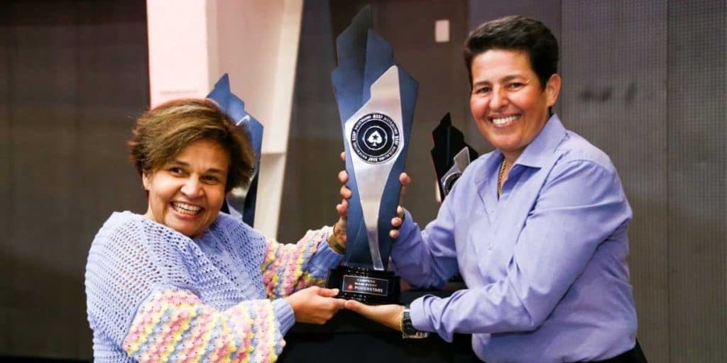 Com esclerose, Claudia Rodrigues tem virada histórica, vence batalhão de jogadores e ganha torneio com namorada