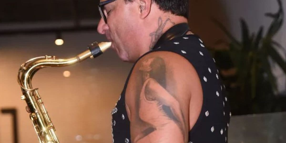 Esdras de Souza faz pocket show e mostra tatuagem com imagem da mulher, Gretchen (Foto: Leo Franco/AgNews) Esdras de Souza faz pocket show e mostra tatuagem com imagem da mulher, Gretchen (Foto: Leo Franco/AgNews)