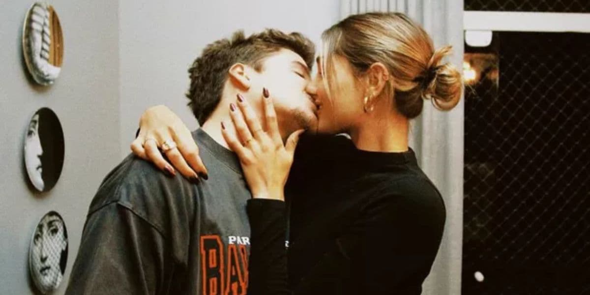 Sasha Meneghel e João Figueiredo em beijo apaixonado (Foto: Instagram)
