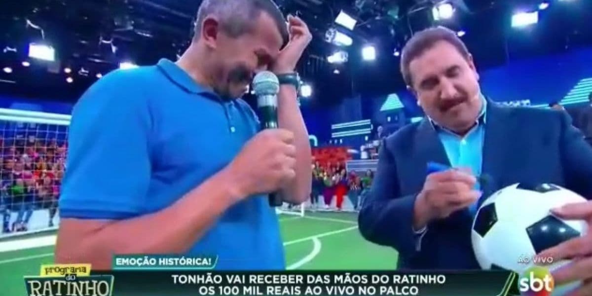 Ratinho autografa bola e entrega para funcionário (Reprodução: SBT) Ratinho autografa bola e entrega para funcionário (Reprodução: SBT)