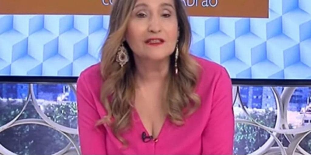 Sônia Abrão comete gafe ao vivo, se desespera e implora por perdão: "Me desculpa, diretor"