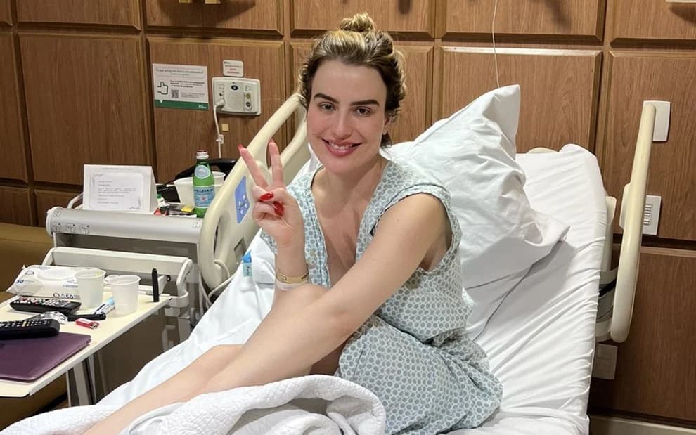 Fernanda Keulla em maca de hospital após internação (Foto: Reprodução)