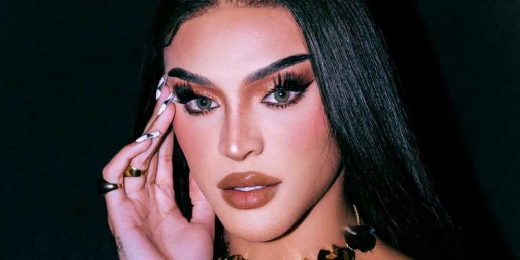 Pabllo Vittar surge de fio-dental com bumbum gigante