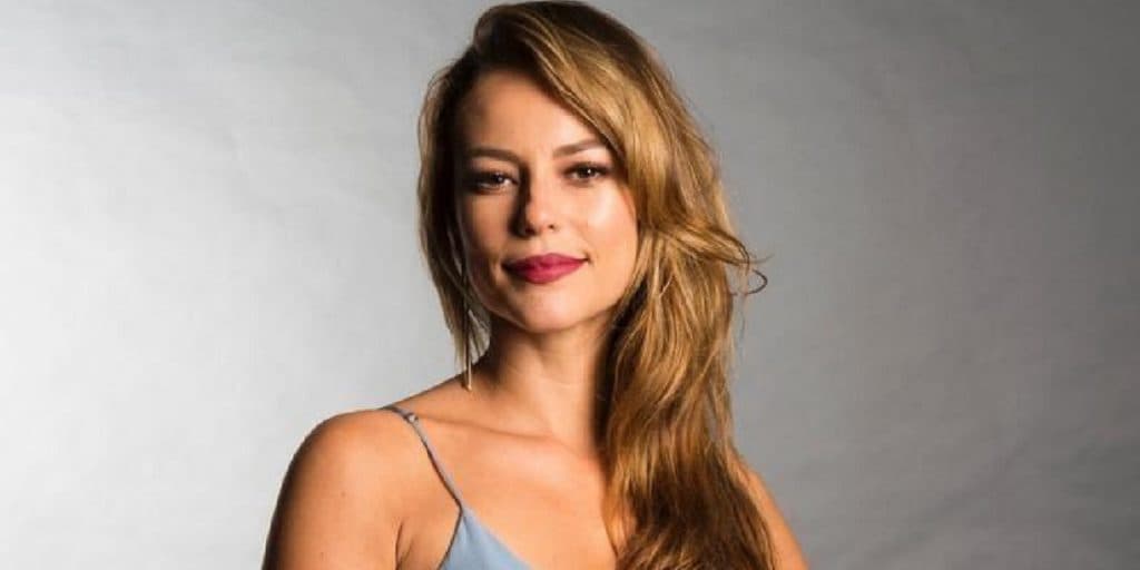 Com regata decotada e sem sutiã, Paolla Oliveira surge em foto ousada e público expõe: "Nenhum defeito”