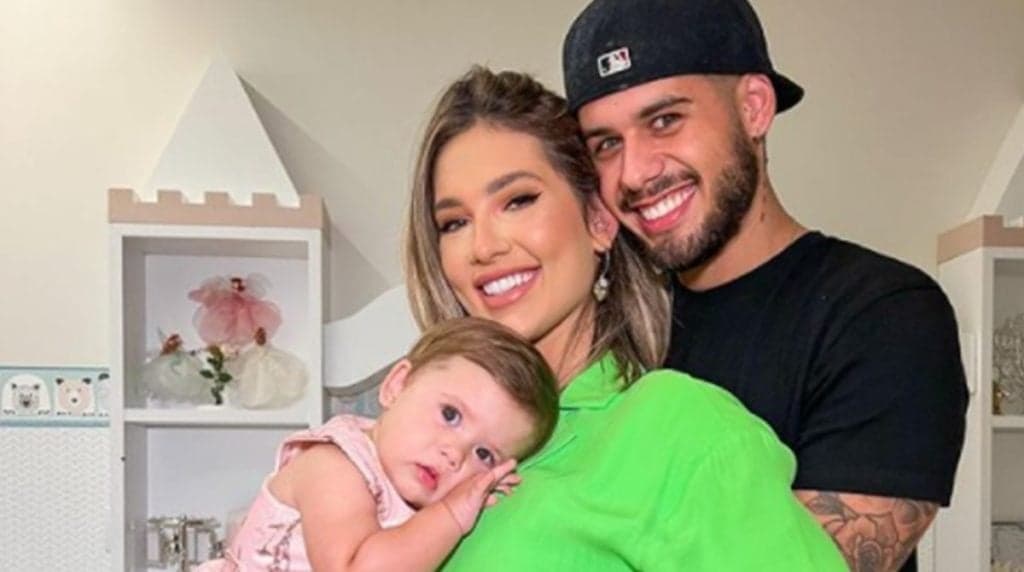 Esposa de Zé Felipe é criticada por assumir ter duas babás para cada filha