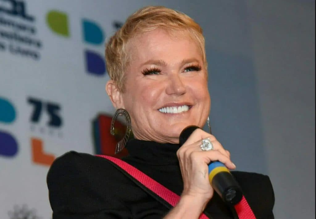 Xuxa Meneghel na bienal do livro em SP