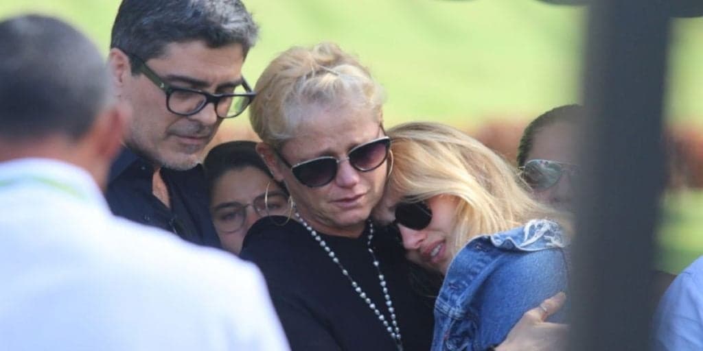 Xuxa e Sasha têm perda brutal na família e desmoronam em estado de choque dentro do cemitério