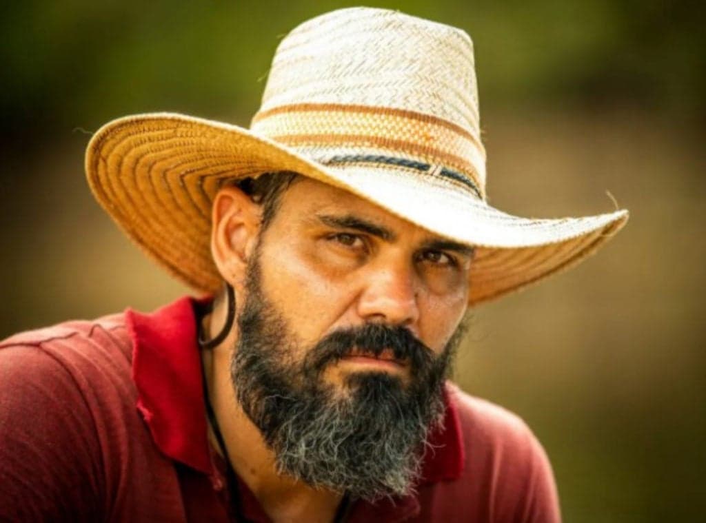 Pantanal – Alcides pede abrigo em território do inimigo após promessa de Tenório: "Capado"