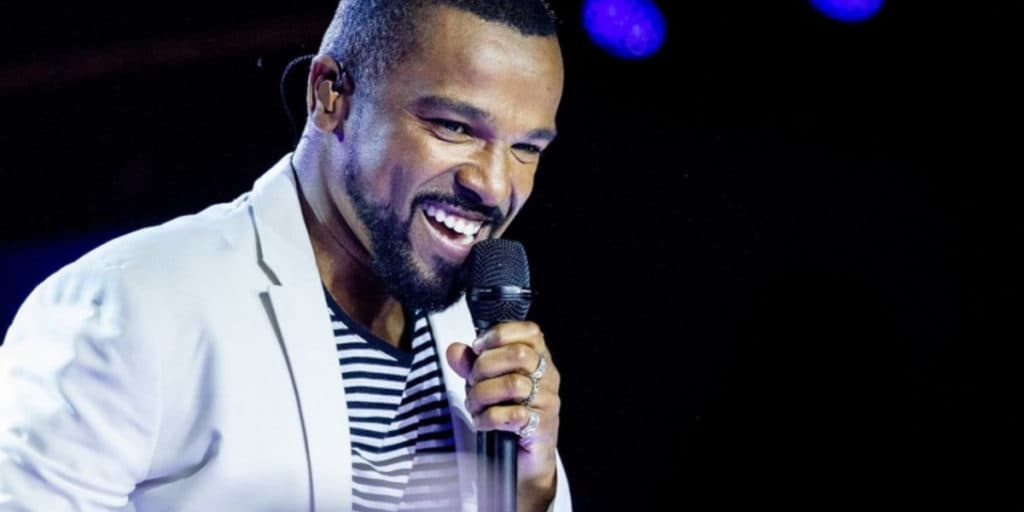 Alexandre Pires é pego de surpresa com pedido em público de cantor e não esconde: "Confesso"