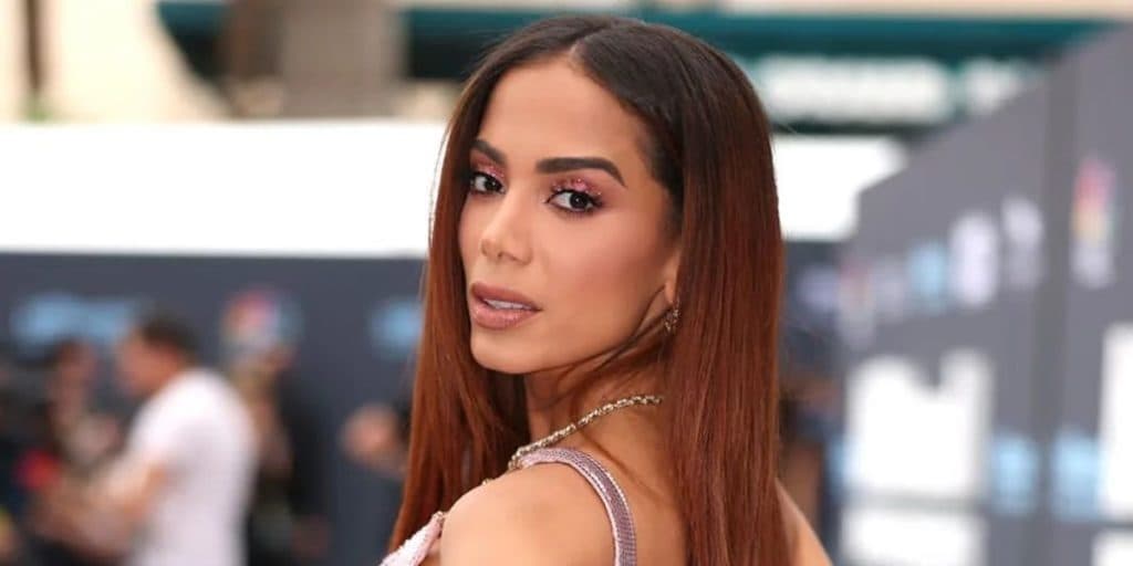 Anitta desabafa sobre a atual situação de saúde e deu alerta às mulheres: "Não é normal"