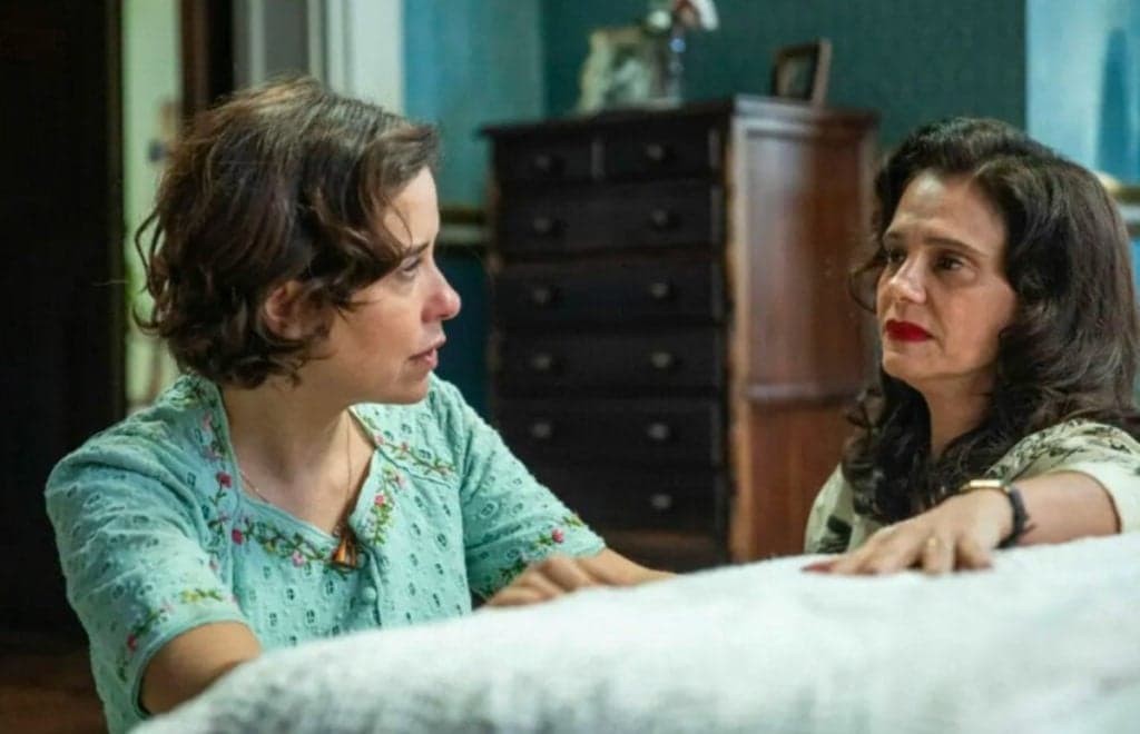 Além da Ilusão - Após ser desmascarada, Heloísa implora por perdão a Violeta: "Eu era só uma menina"