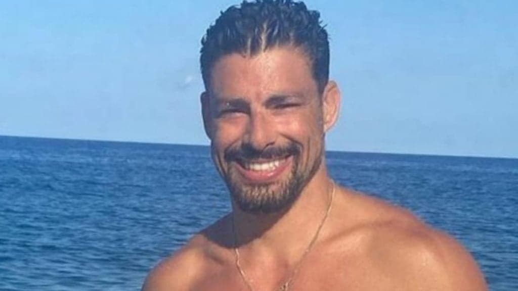 Cauã Reymond arranca a roupa em viagem, exibe seus músculos e esposa passa mal: "Que isso, Brasil"
