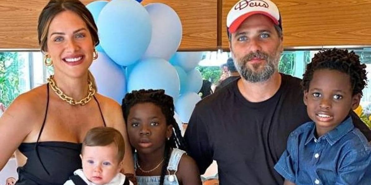 A atriz Giovanna Ewbank ao lado do marido, Bruno Gagliasso, e dos três filhos do casal - Foto: Reprodução