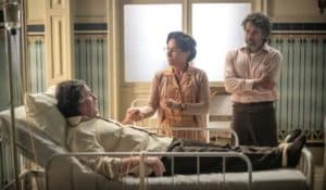Matias (Antonio Calloni) segura mão de Nise (Gloria Pires) e é observado por Leônidas (Eriberto Leão) em Além da Ilusão (Foto: Reprodução / Globo) Matias (Antonio Calloni) segura mão de Nise (Gloria Pires) e é observado por Leônidas (Eriberto Leão) em Além da Ilusão (Foto: Reprodução / Globo)