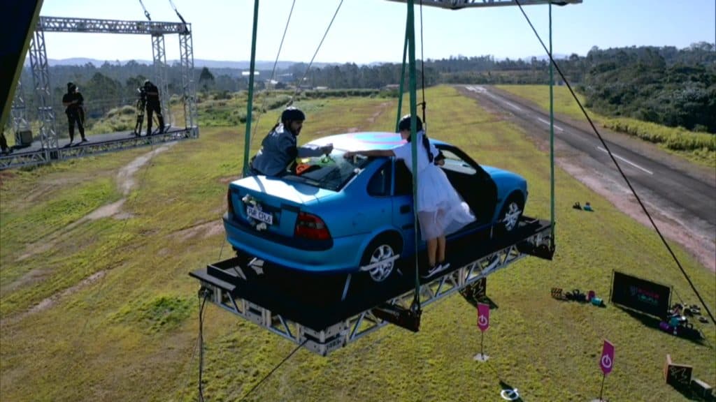Power Couple: em prova radical, casais precisam enfeitar carro de recém-casados pendurado em guindaste