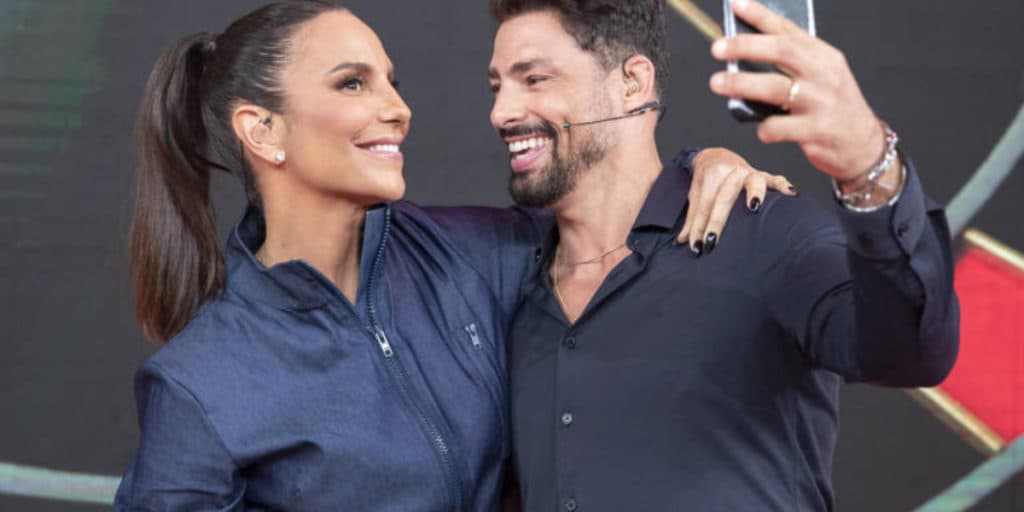 Ivete Sangalo surge com Cauã Reymond embaixo do edredom