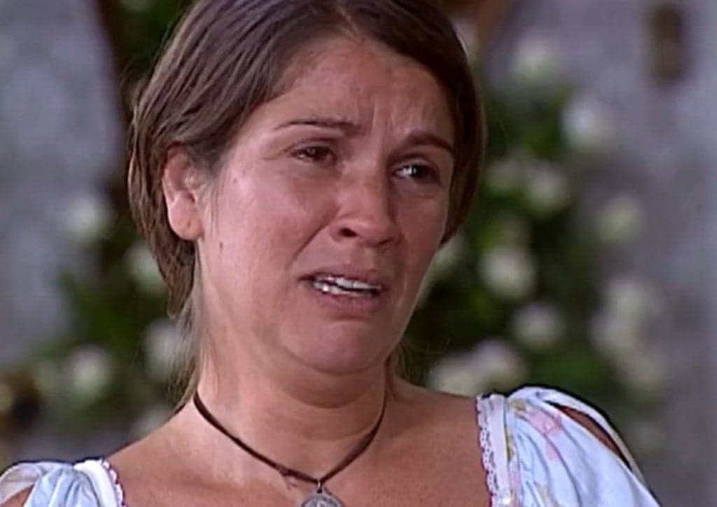 Traída por amiga da onça, Joana sofre assalto e acaba sendo baleada em O Cravo e a Rosa: "Matou"