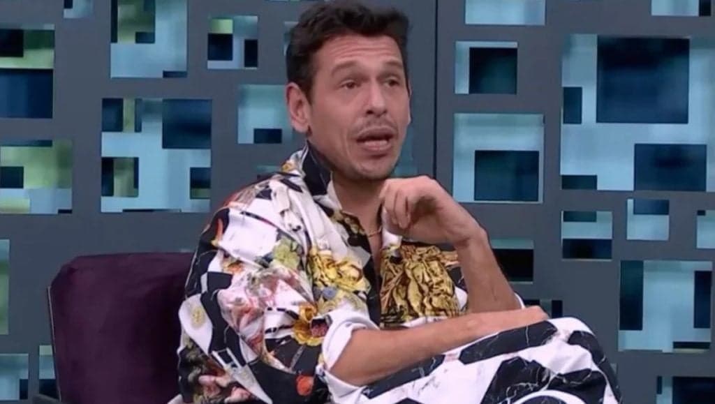 João Vicente, da Globo, choca o público com relato íntimo e confessa o que faz na cama: "Choro transando"