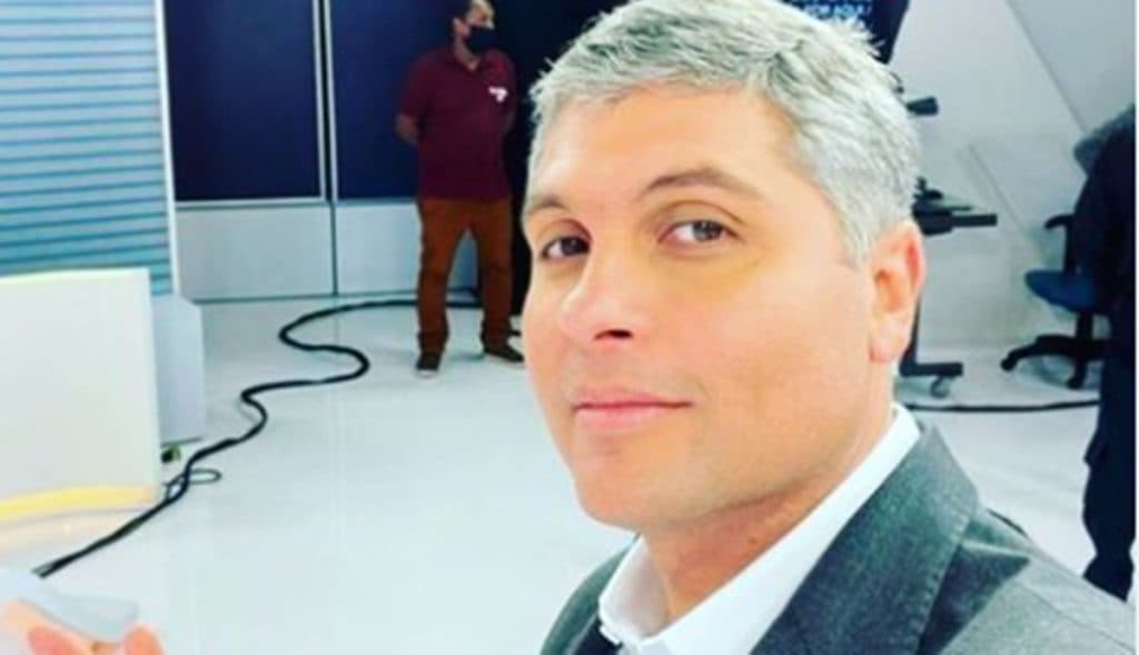 Joel Datena deixa postura discreta de lado e surge em foto sigilosa tentando beijar seu grande amor
