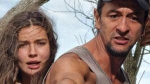 Diante de 'Maria Marruá' e do Velho do Rio, José Lucas passa dos limites e ameaça o avô com um facão em Pantanal (Foto: Reprodução / Globo) Diante de 'Maria Marruá' e do Velho do Rio, José Lucas passa dos limites e ameaça o avô com um facão em Pantanal (Foto: Reprodução / Globo)