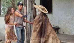 Diante de 'Maria Marruá' e do Velho do Rio, José Lucas passa dos limites e ameaça o avô com um facão em Pantanal (Foto: Reprodução / Globo) Diante de 'Maria Marruá' e do Velho do Rio, José Lucas passa dos limites e ameaça o avô com um facão em Pantanal (Foto: Reprodução / Globo)