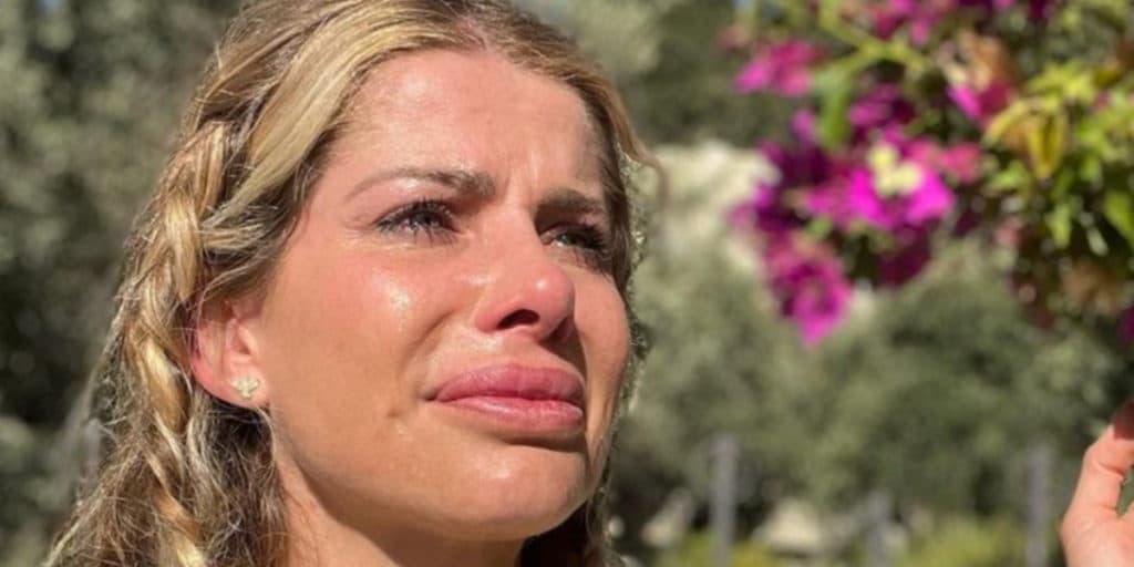 Karina Bacchi surge aos prantos e desabafa: "Meu coração chora"