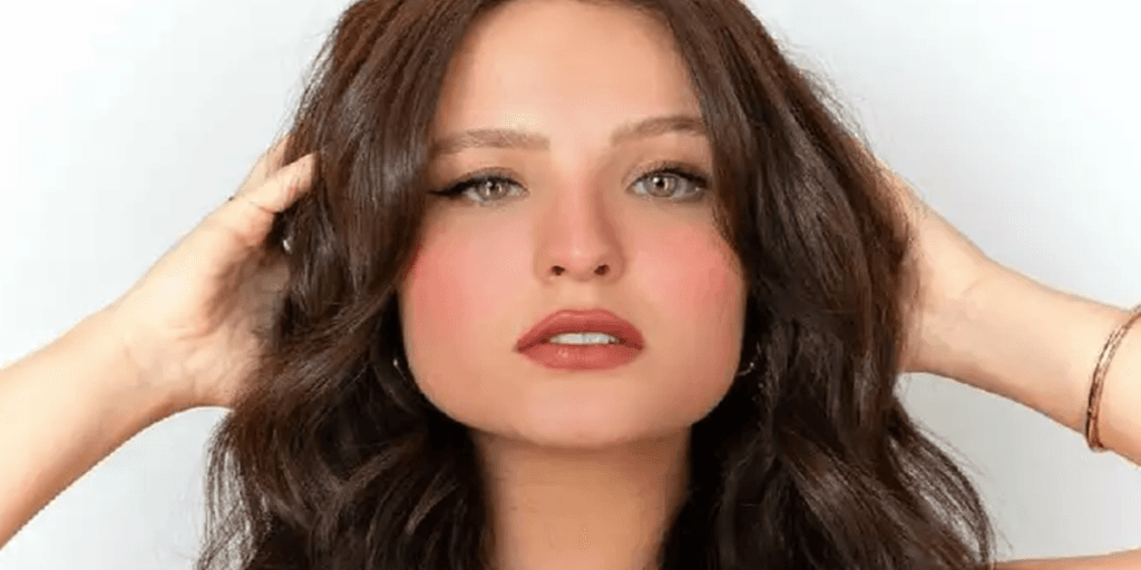 "Nada acontece por acaso", Larissa Manoela se declara à autora de Além da Ilusão