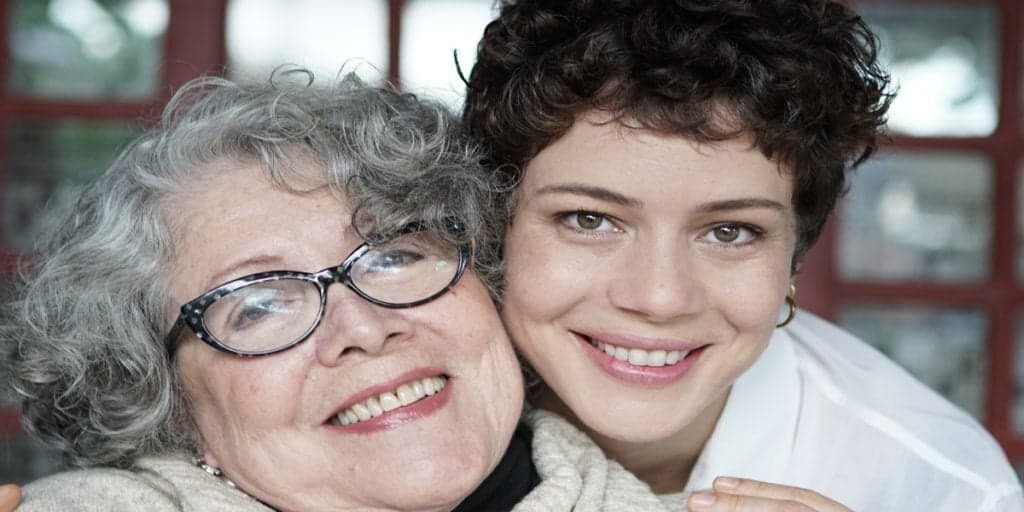 Leandra Leal surge em foto rara ao lado da mãe e filha